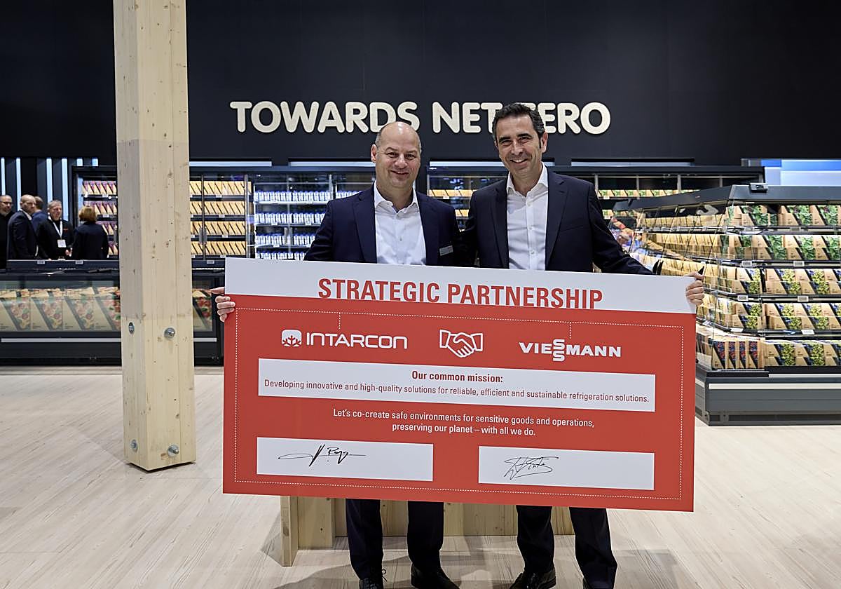 El director general de Intarcon (d) y el CEO de Viessmann, en Alemania