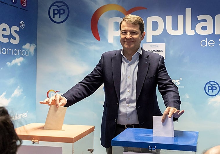 El presidente del Partido Popular de Castilla y León, Alfonso Fernández Mañueco, vota en las elecciones primarias del Congreso provincial del PP de Salamanca