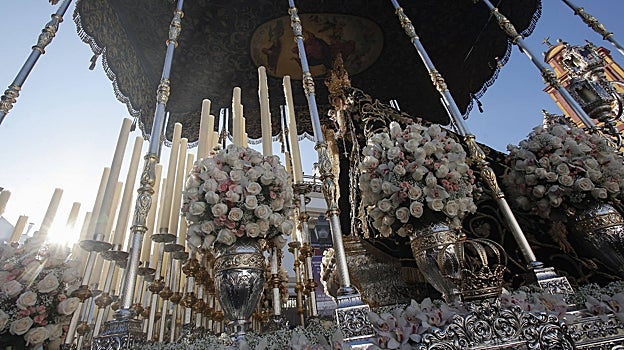 El paso de la Virgen de la Soledad, con sus escudos actuales