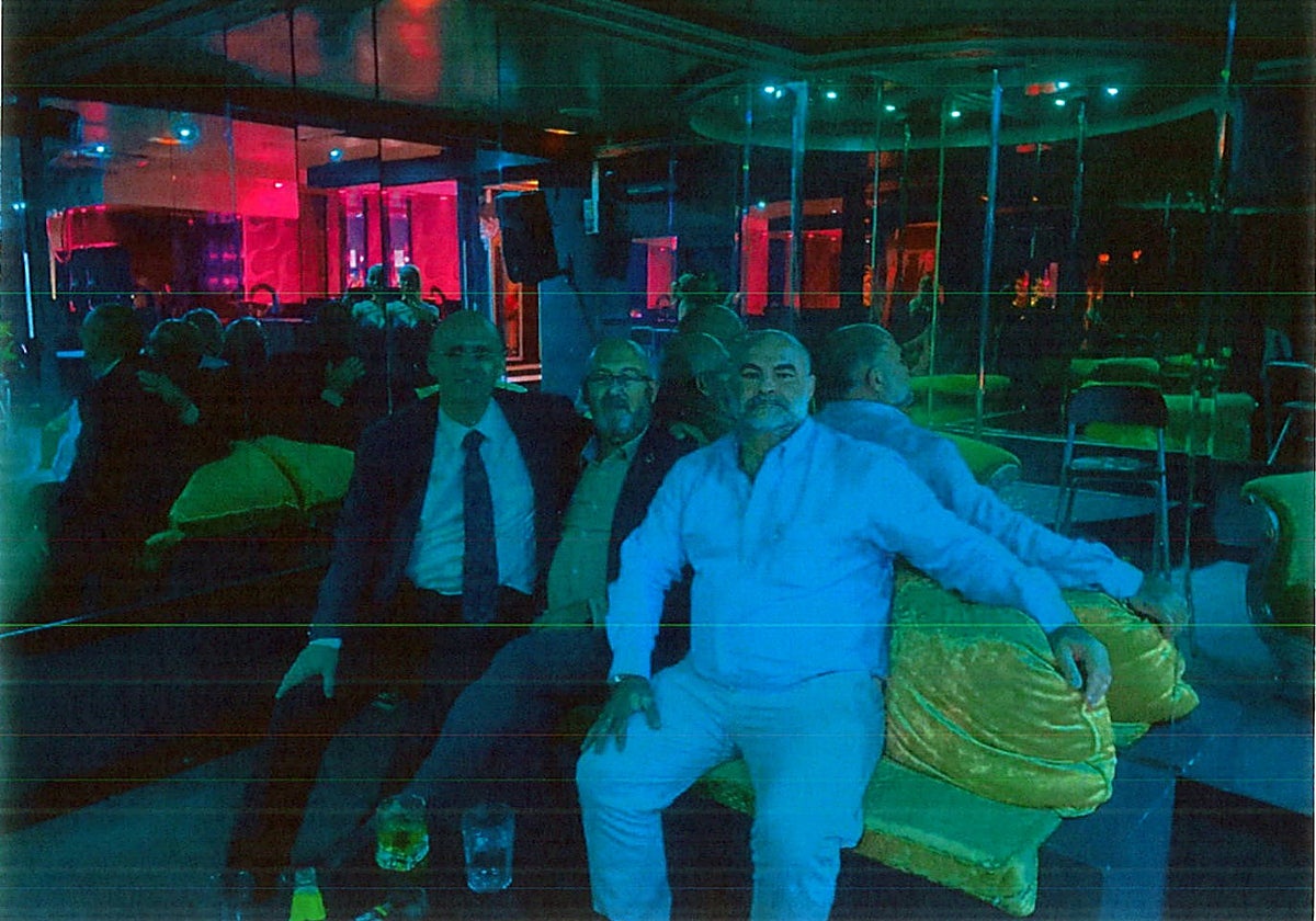 Juan Bernardo Fuentes, alias Tito Berni, en el centro de la imagen, en un prostíbulo de Madrid, junto a un empresario y el conseguidor de la trama, a la derecha