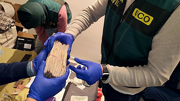 Dinero intervenido en los registros.