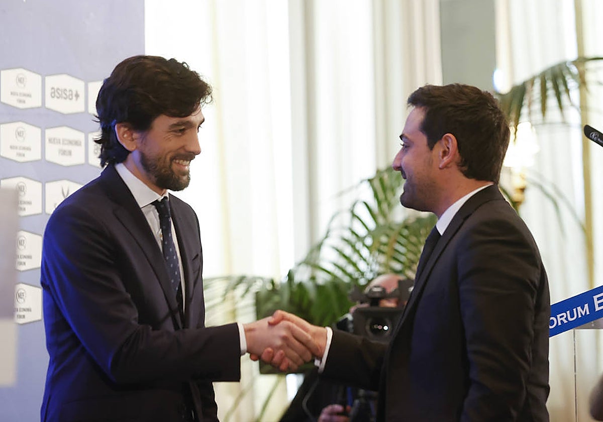 El secretario general de CS, Adrián Vázquez, saluda a su homólogo francés, Stéphane Séjourné, en un desayuno