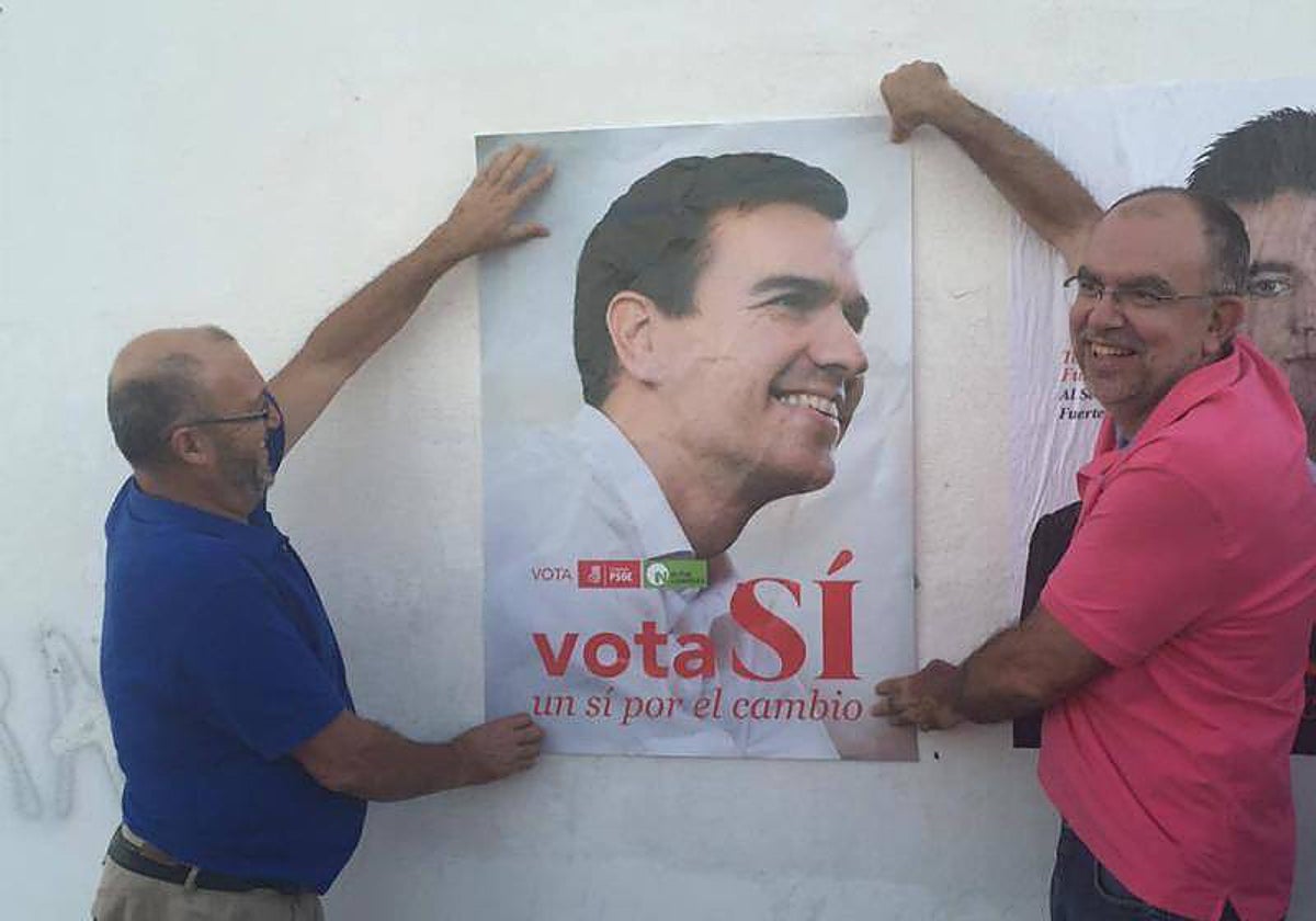 Juan Bernardo Fuentes Curbelo, Tito Berni, pegando carteles electorales de Pedro Sánchez, con su sobrino