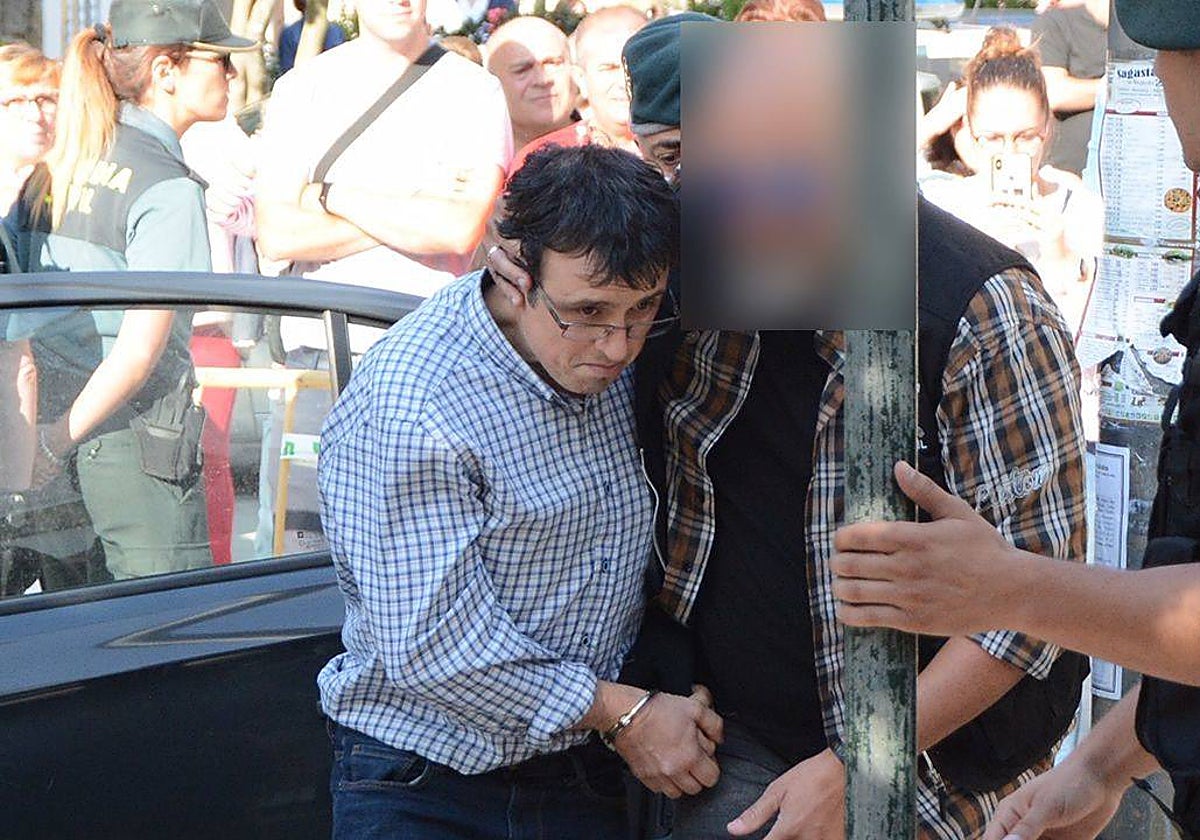 El acusado, a su llegada a los juzgados en 2019 // Vídeo: La acusación pide prisión permanente revisable para el autor confeso del triple crimen de Valga (EP)