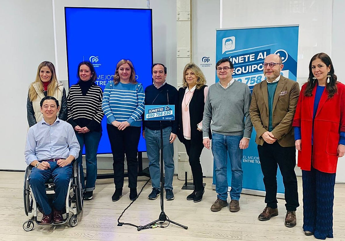 Varios concejales y miembros del equipo de campaña de Almeida, en la presentación de la iniciativa