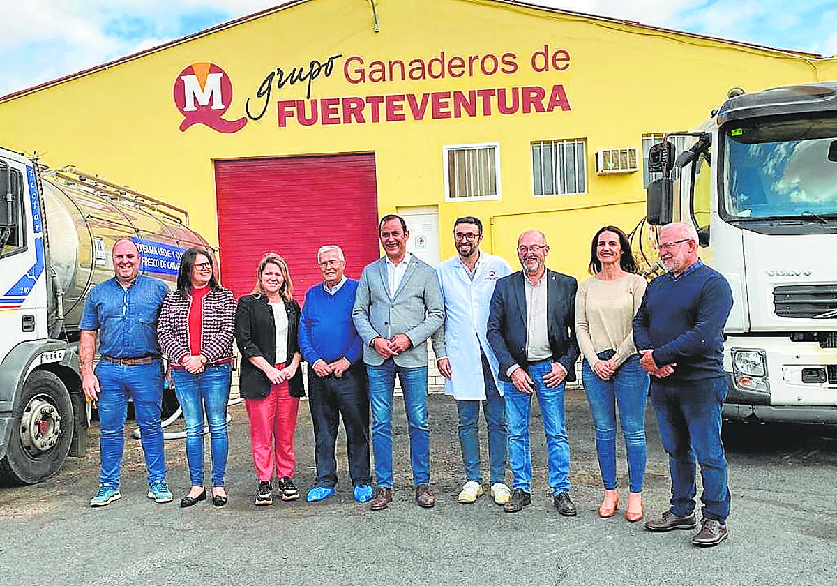 Fuentes Curbelo, cuando era director de Ganadería, en una granja