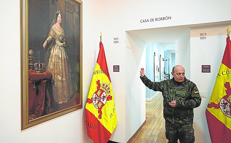 Imagen principal - El coronel Hidalgo, en la exposición de banderas, un panel con los personajes ilustres que han pasado por el palacio y oratorio, que conserva el suelo y la pila originales