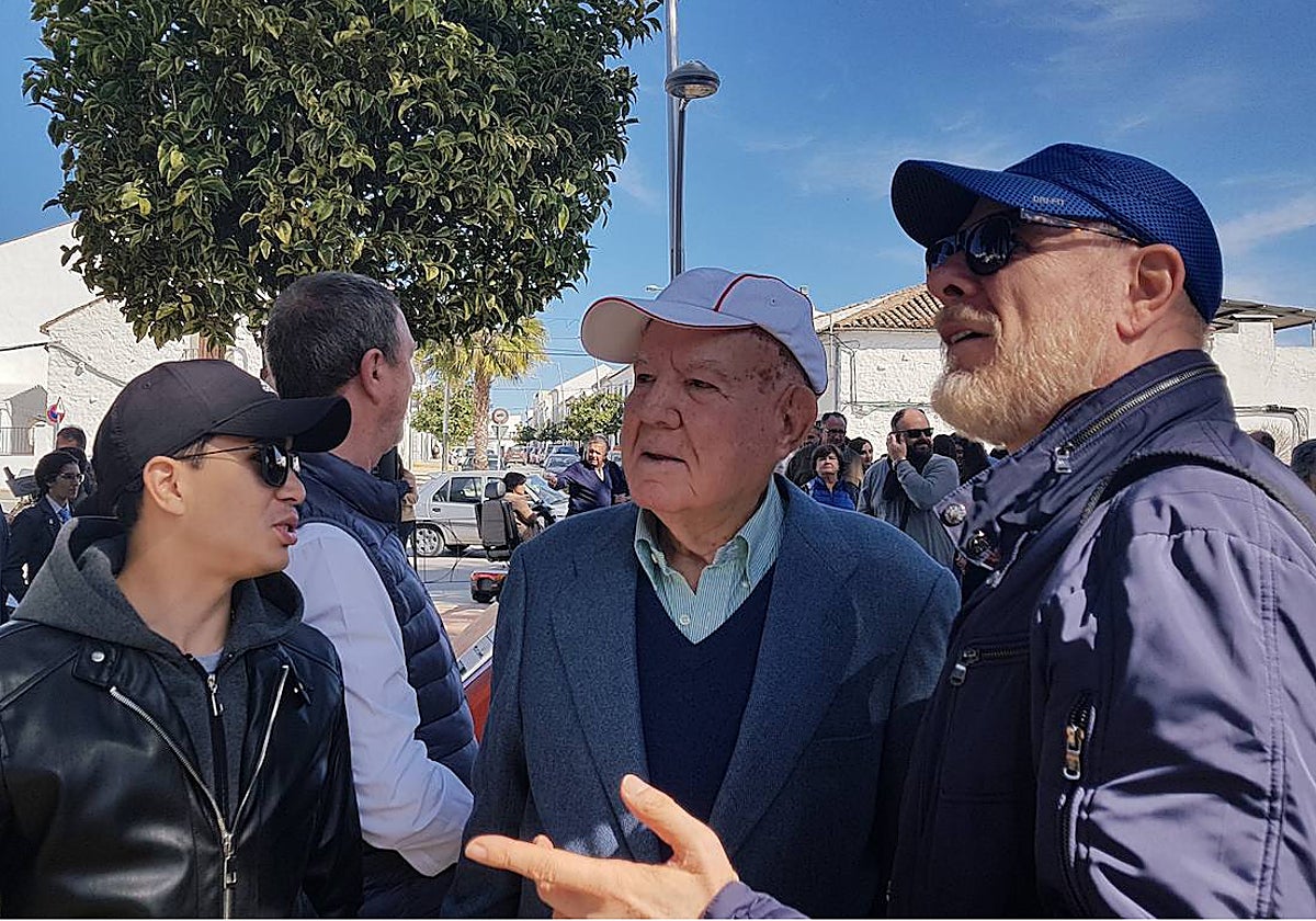 En el centro de la imagen el productor musicial Tomás Muñoz en un homenaje en Villanueva