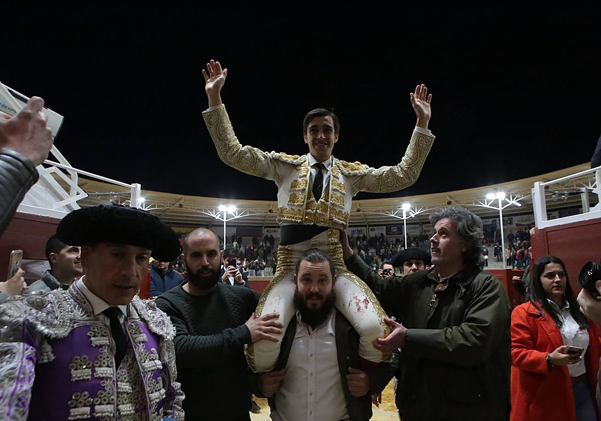 Ángel Téllez sale a hombros de la plaza de Villaseca de la Sagra