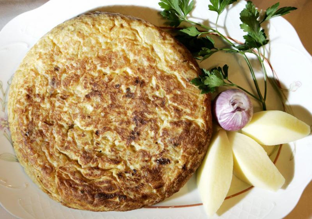 Una tortilla de patatas elaborada con cebolla.