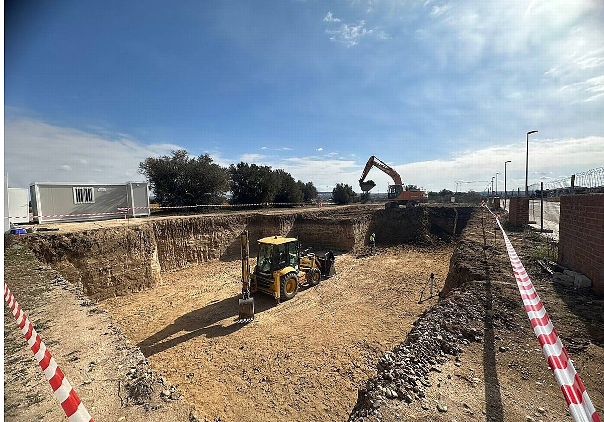 Máquinas trabajando en los terrenos que albergarán el futuro edificio para la Policía Local