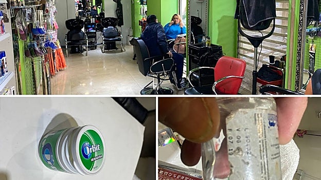 La sala principal de la peluoquería. Abajo, a la izquierda, el bote de chicles donde estaban las cuchillas. A la derecha, un producto inyectable caducado en 2019