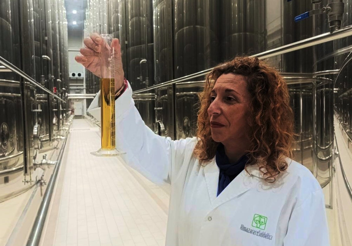Nuria Yáñez observa una prueba de calidad de aceite en Almazaras de la Subbética