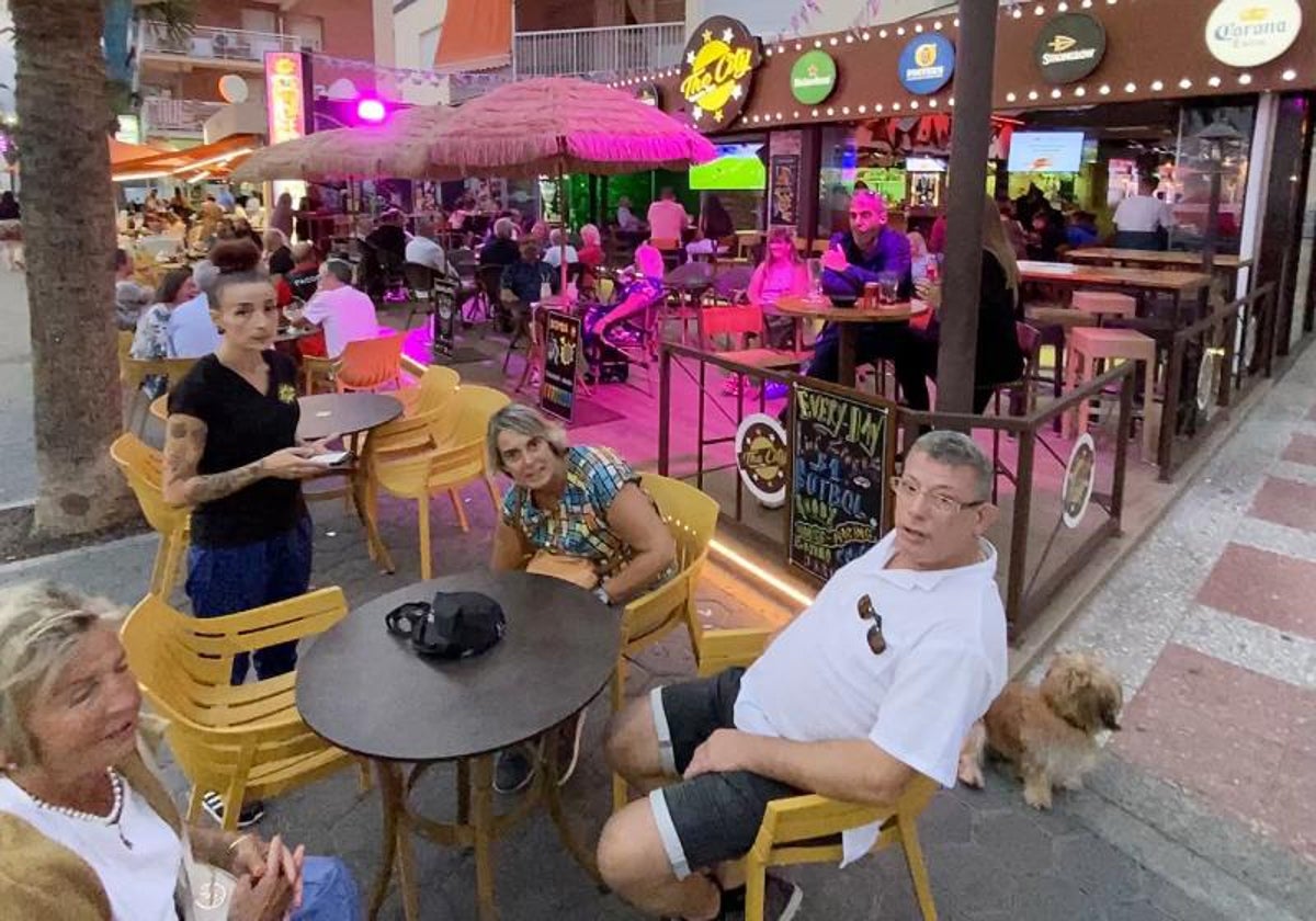 Turistas extranjeros en una terraza en Benidorm.