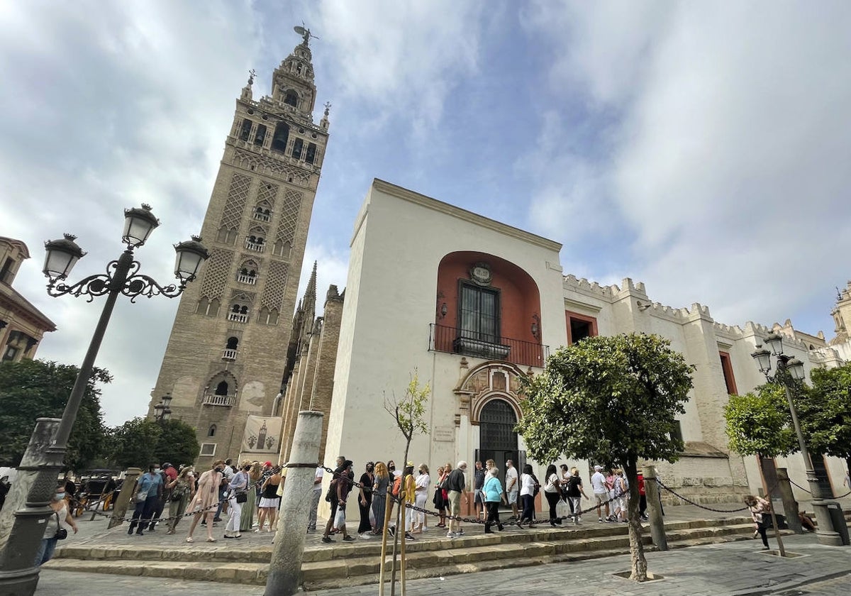 Catedral de Sevilla con la Giralda a la derecha