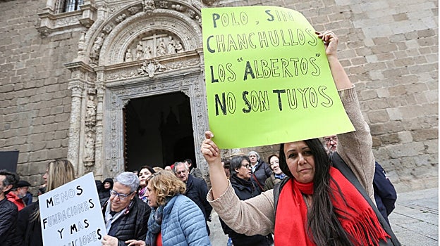 Una de las manifestantes portando uno de los carteles en la concentración