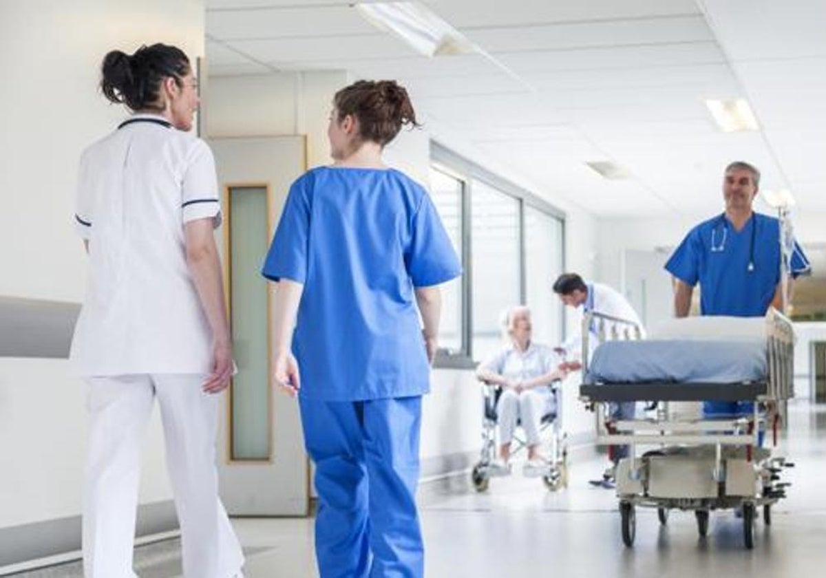 Personal sanitario en un hospital en una imagen de archivo