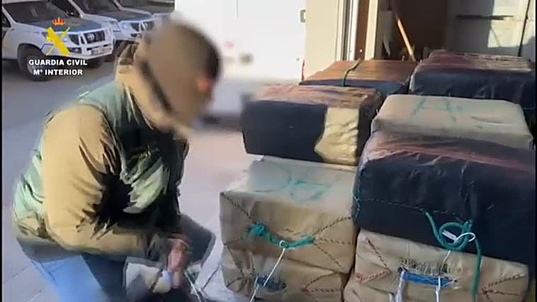 Un grupo de narcotraficantes, pillados in fraganti alijando en la bahía de Almería