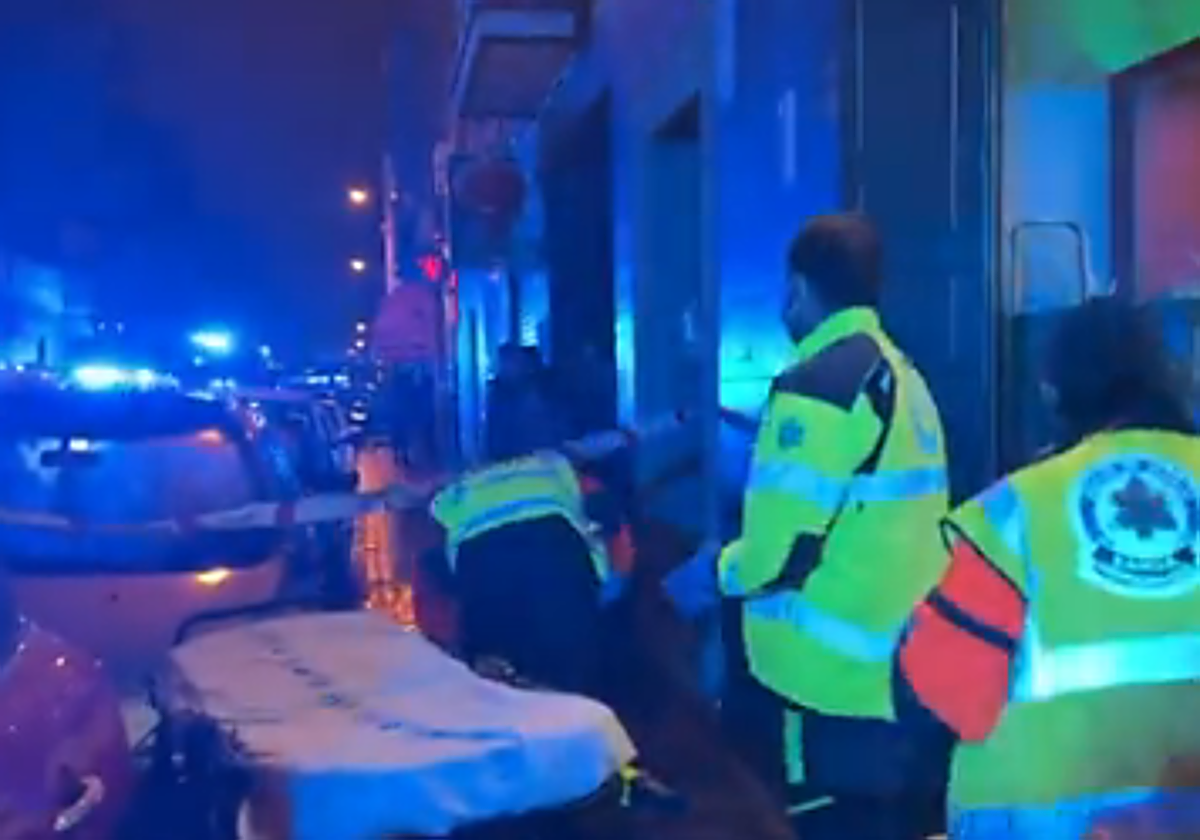 Los sanitarios atienden al varón herido