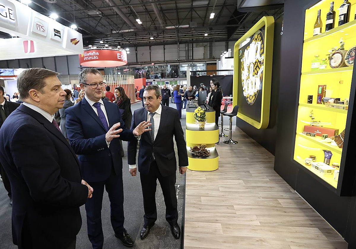El consejero de Agricultura, Ganadería y Desarrollo Rural, Gerardo Dueñas, junto al ministro de Agrcultura, Pesca y Alimentación, Luis Planas, en la inauguración de la V Feria Internacional del sector cárnico 'Meat Attraction'