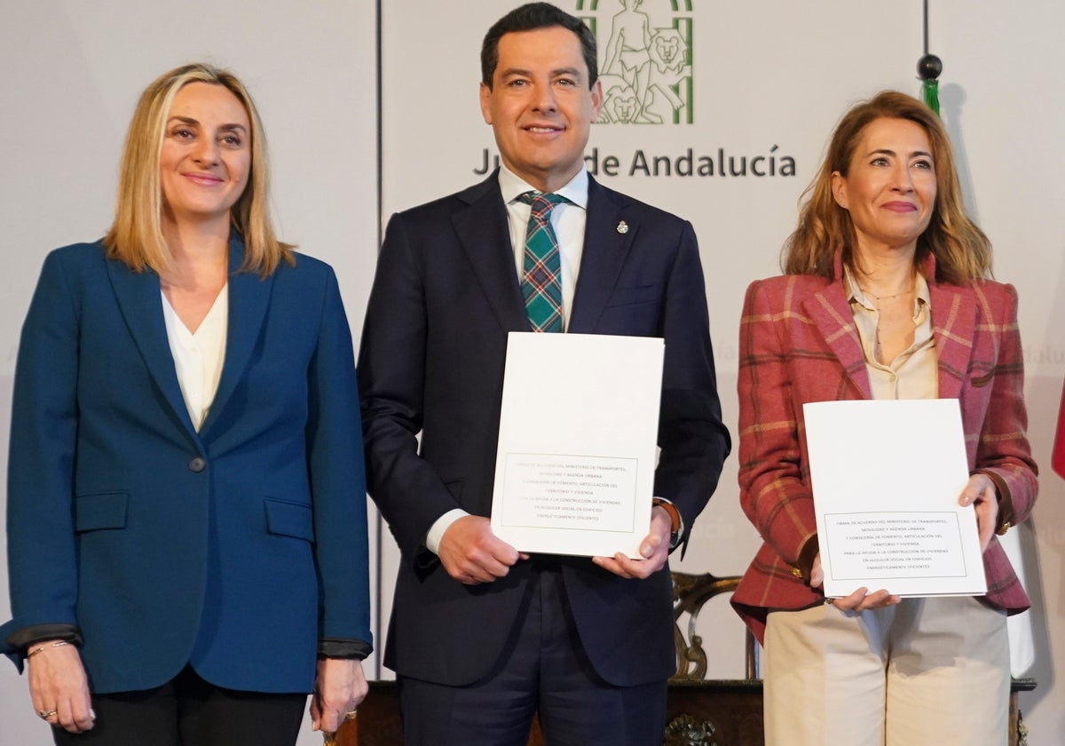 Carazo y Sánchez en la firma de un convenio de viviendas junto al presidente de la Junta