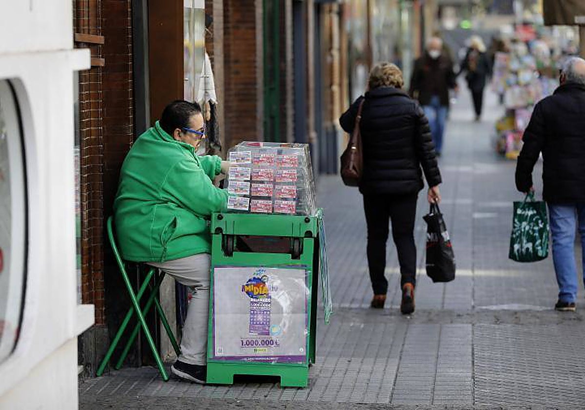 Imagen de archivo de un vendedor de cupones de la ONCE