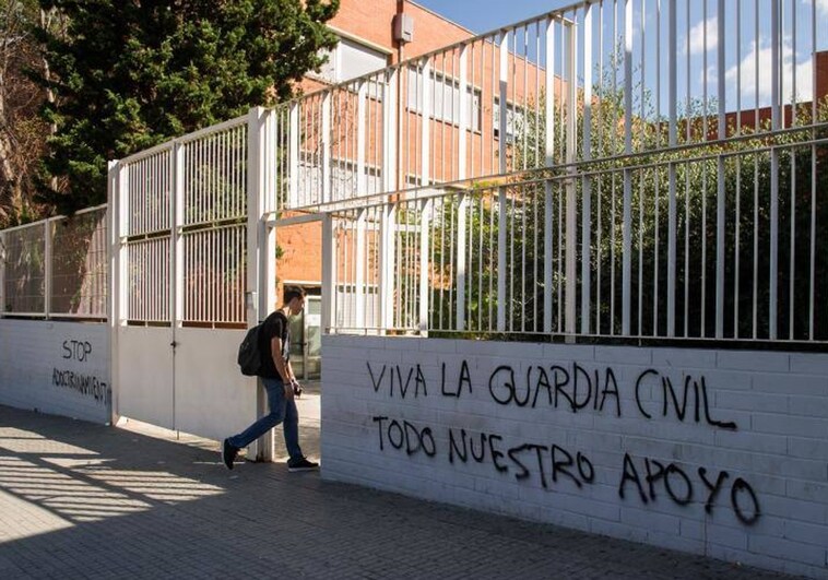 La Audiencia de Barcelona ordena investigar a una profesora del IES Palau por delito de odio contra el hijo de un guardia civil