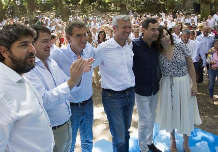 Núñez Feijóo y Juanma Moreno arroparán a Ayuso en la campaña del 28-M para ganar el cinturón rojo