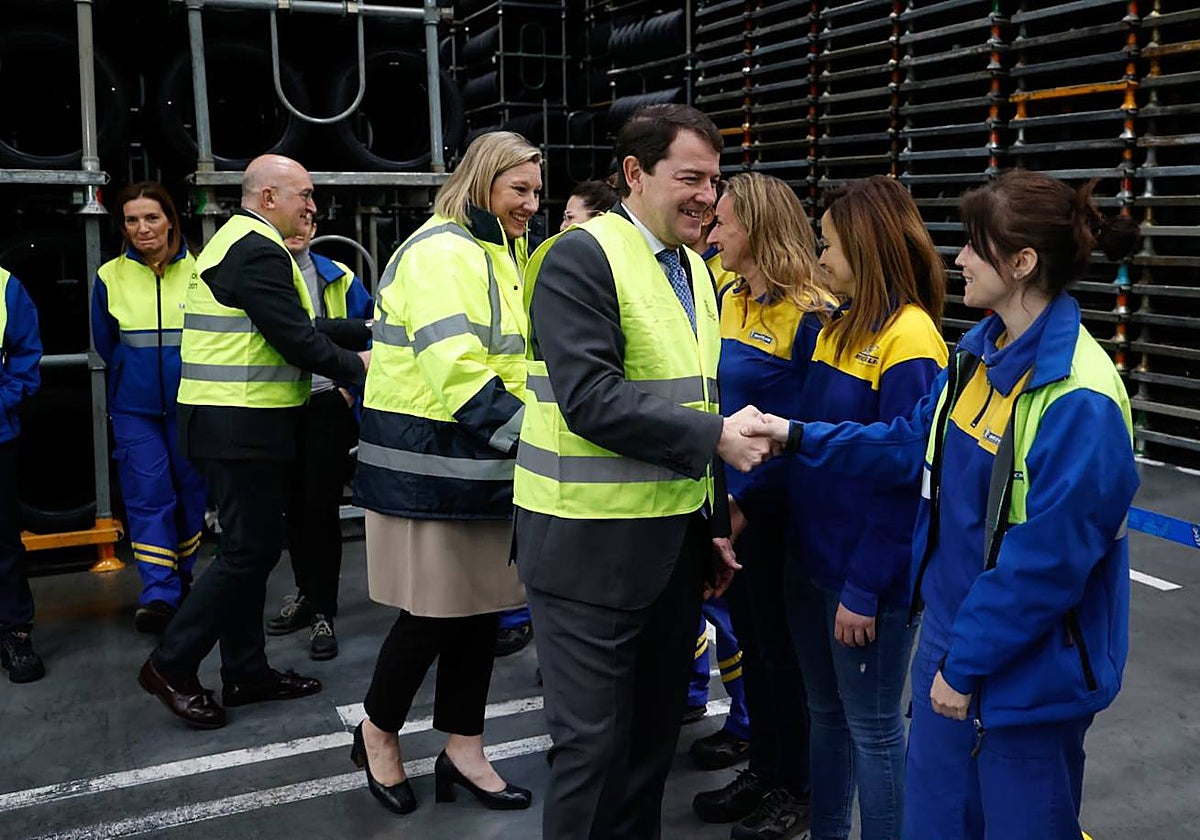 Mañueco, Blanco y Carnero saludan a algunas trabajadoras de Michelín