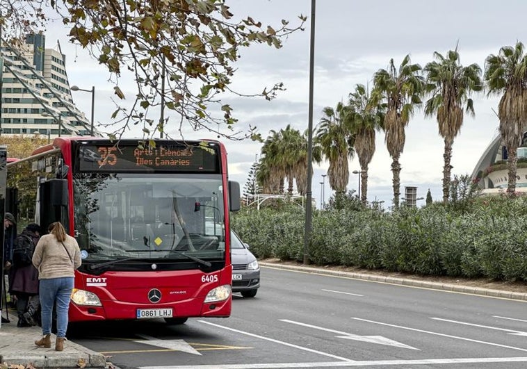 Guía de la EMT para las Fallas de Valencia 2023: autobuses nocturnos y cómo llegar a la Ofrenda, a la Cremà y a la Nit del Foc