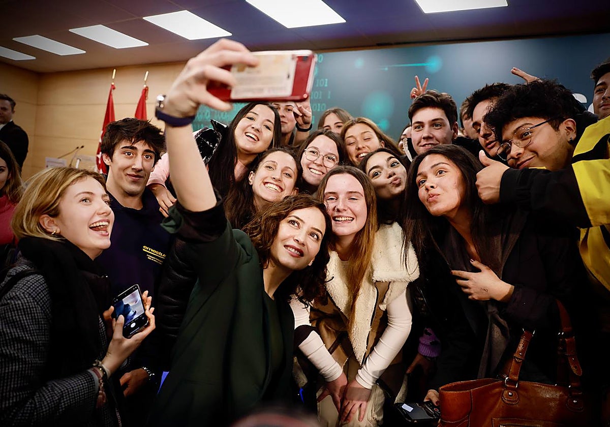 Díaz Ayuso, con alumnos de la Universidad Alfonso X el Sabio