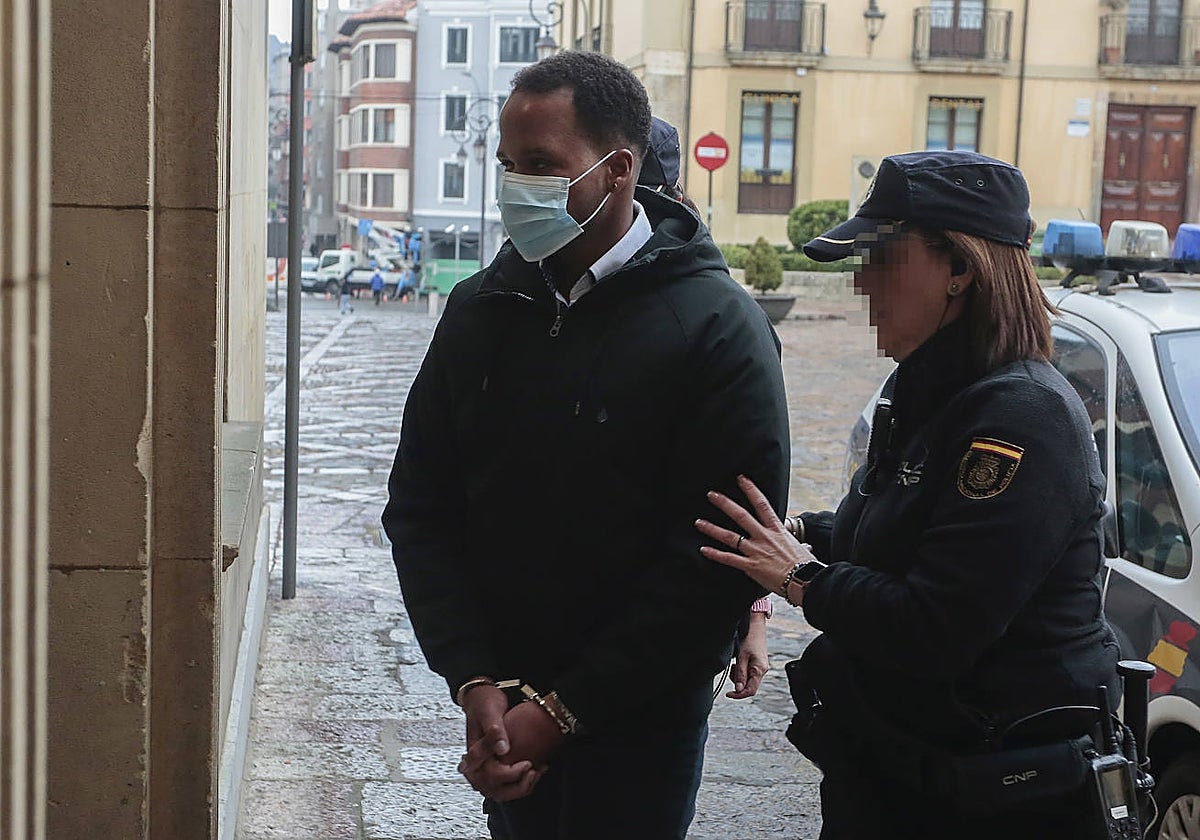 El autor confeso del crimen, a su llegada a los juzgados de León