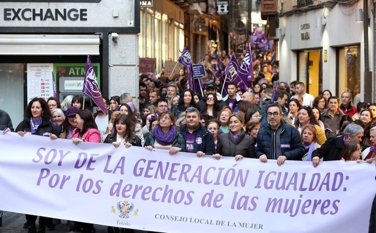 Imagen principal - La manifestación en Toledo aglutinó a más de un millar de personas que salieron a las calles para reivindicar los derechos de la mujer