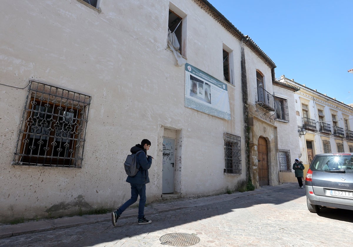 Un joven pasa por delante del edificio de la calle Sánchez de Feria