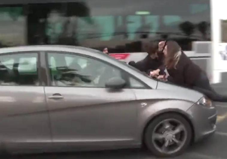 Un coche arrolla a varias manifestantes en Barcelona durante una concentración por el 8-M