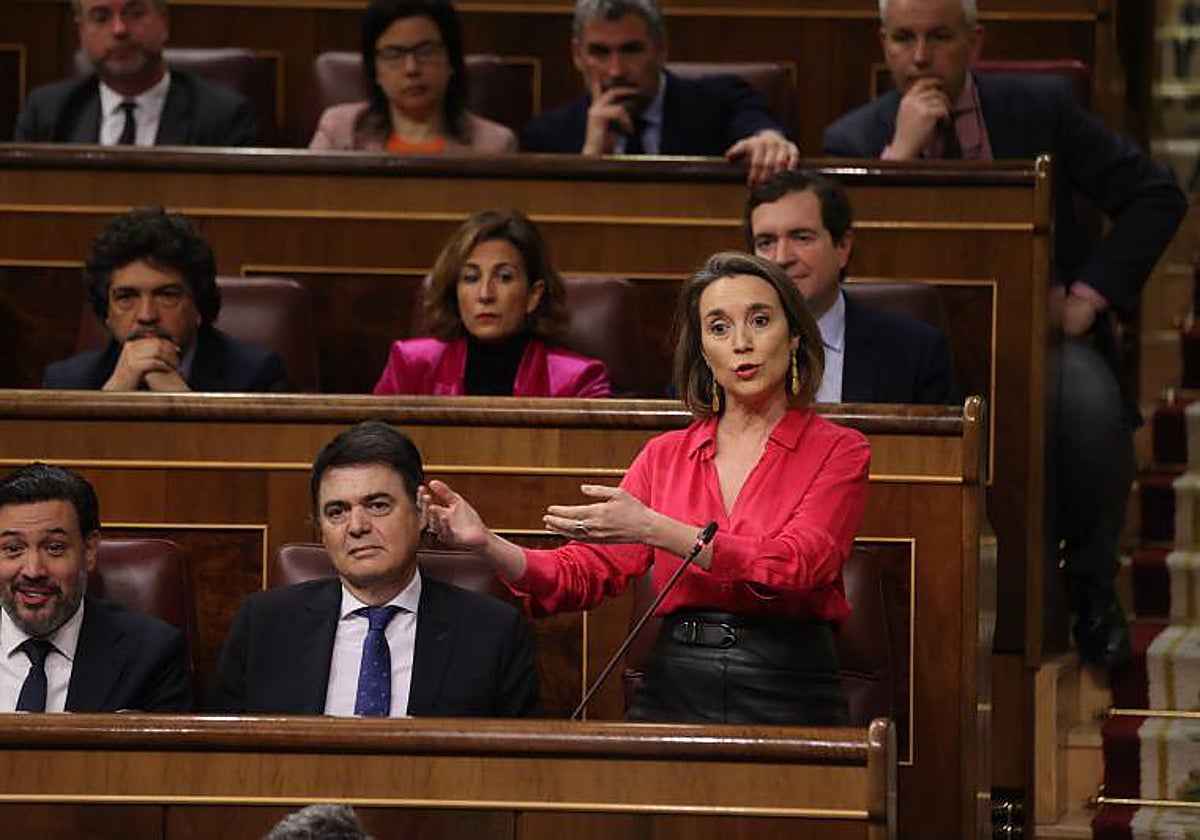 La secretaria general del PP y portavoz del Grupo Popular en el Congreso, Cuca Gamarra, en la sesión de control