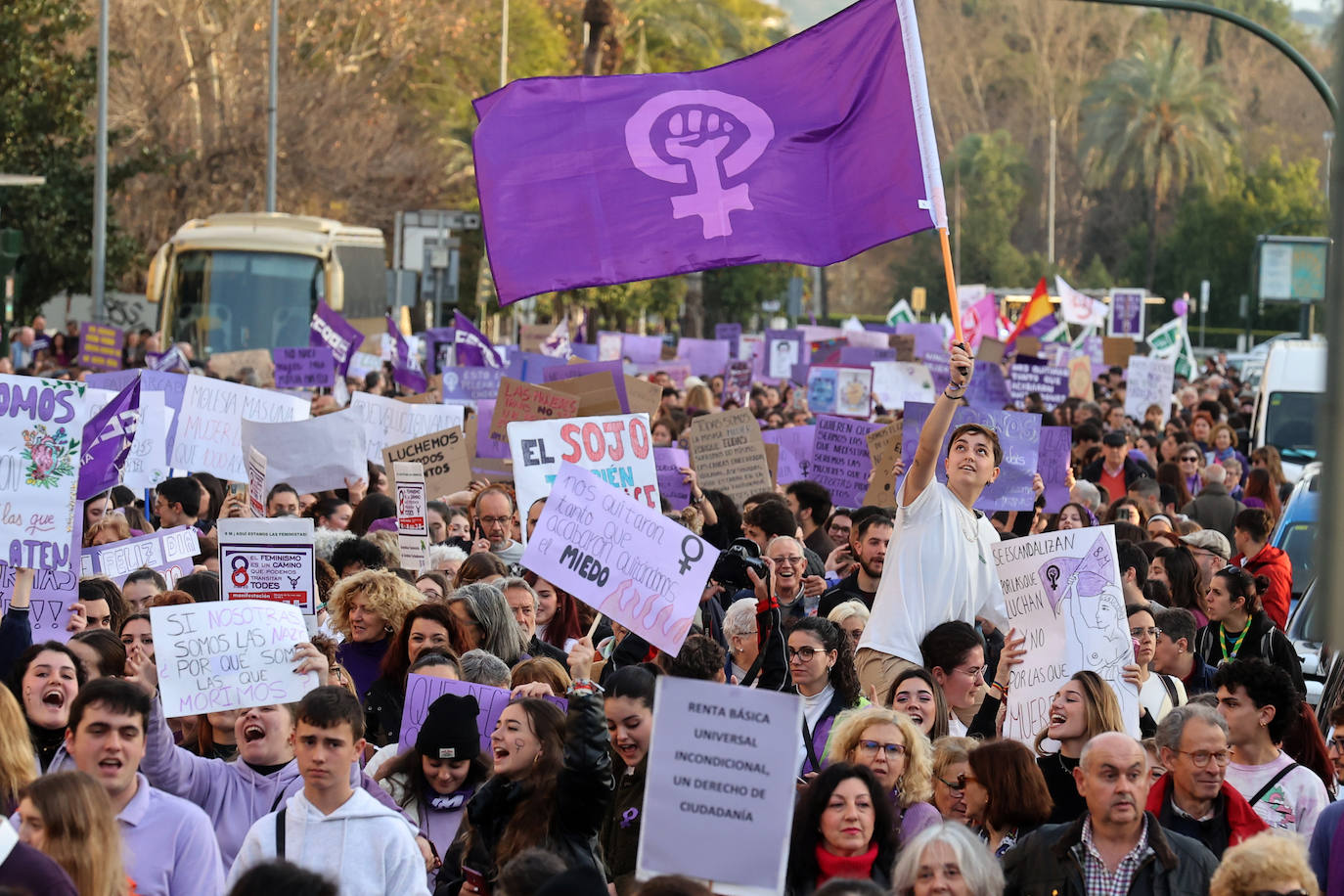 La reivindicativa manifestación del 8-M en Córdoba, en imágenes
