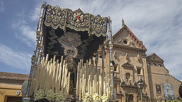 Palio de la Amargura, con la parroquia de Santa María de Gracia al fondo, en 2022