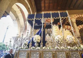 Nuevo terciopelo y fleco en el palio de la Virgen de la Amargura de Córdoba