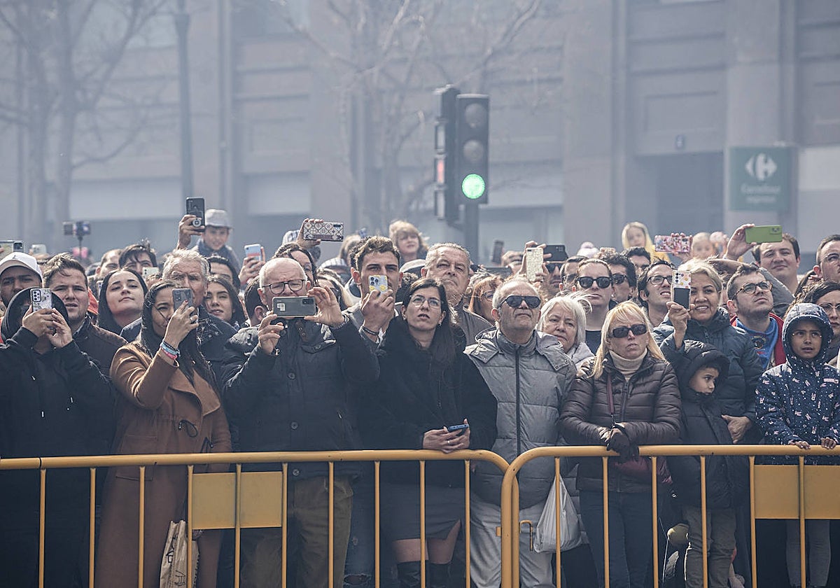 Imagen de archivo del público de una mascletà en la Plaza del Ayuntamiento de Valencia