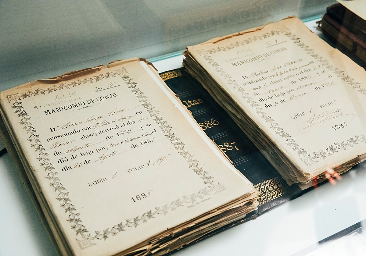 Un libro de ingresos del centro se cuenta entre los objetos de la exposición