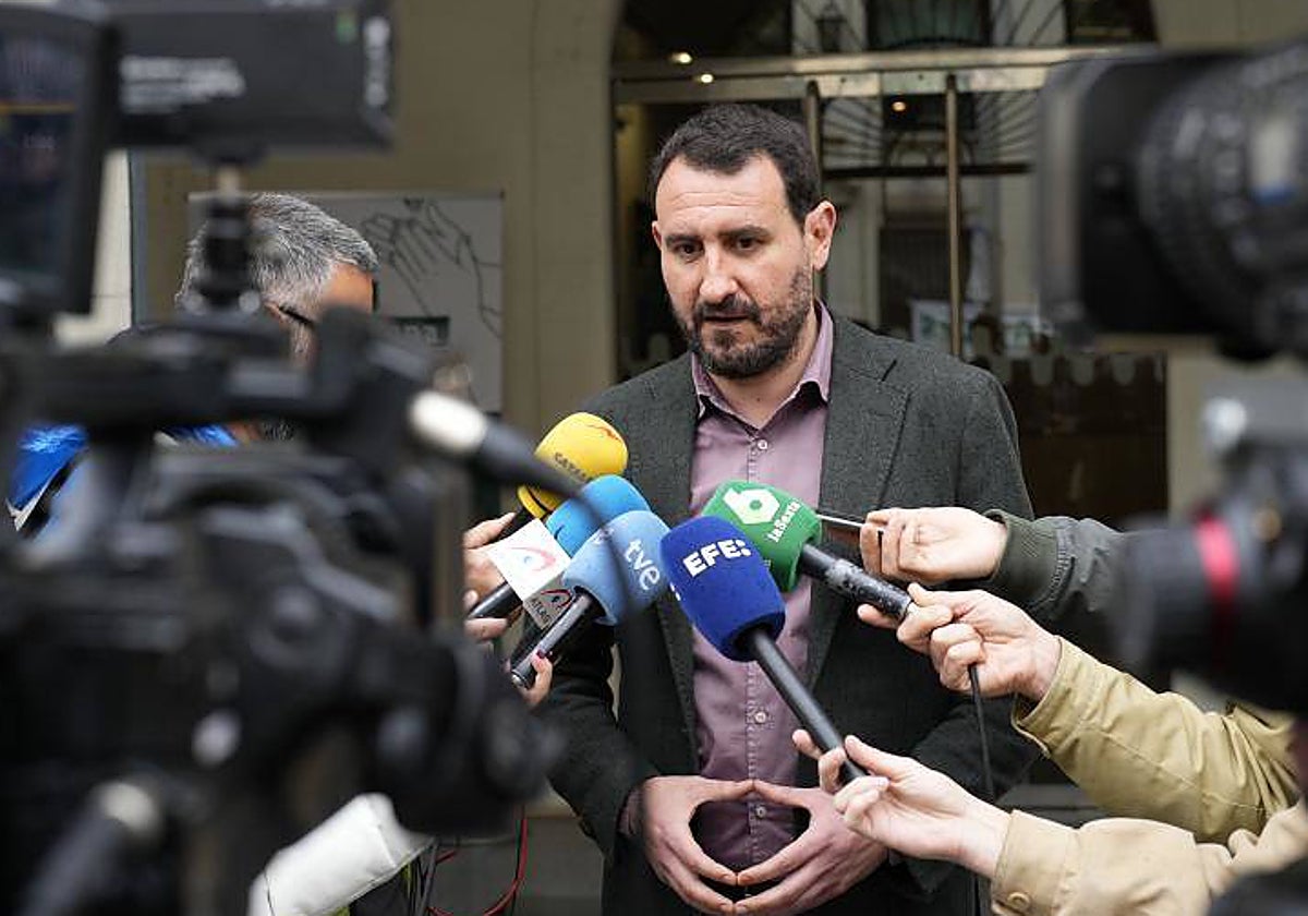 El alcalde de Badalona, Rubén Guijarro, este jueves, durante una atención a los medios