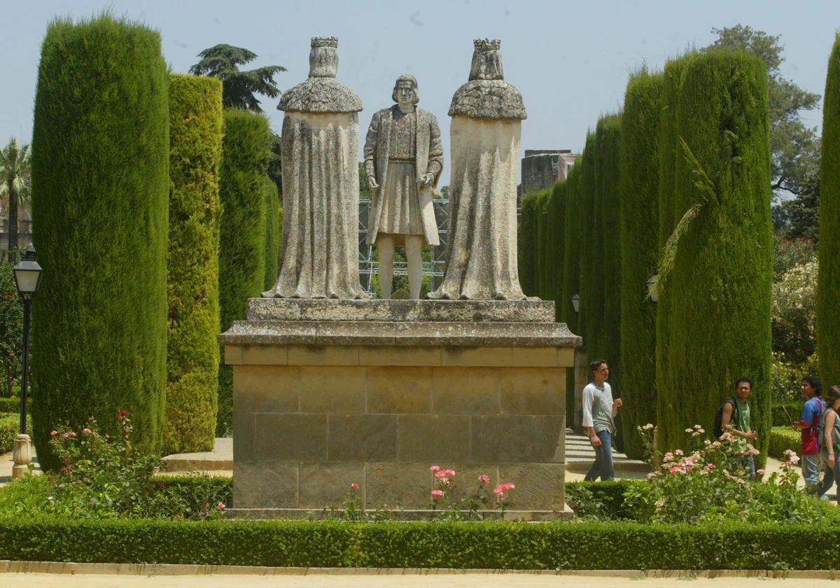 Estatua de Cristóbal Colón y los Reyes Católicos en el Alcázar de los Reyes Cristianos