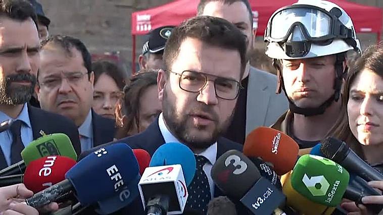 Los equipos de rescate extraen los cuerpos de un geólogo y dos estudiantes en prácticas de la mina de Súria