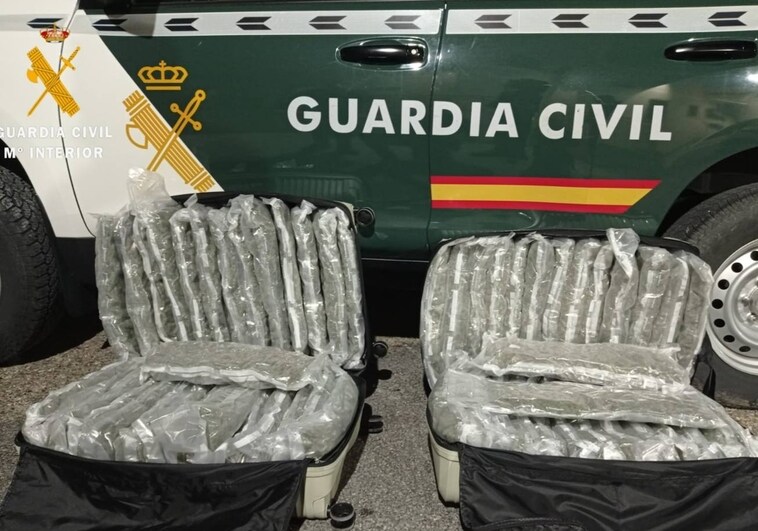 Detenido tras ser 'pillado' con dos maletas cargadas con más de 34 kilos de marihuana en un autobús