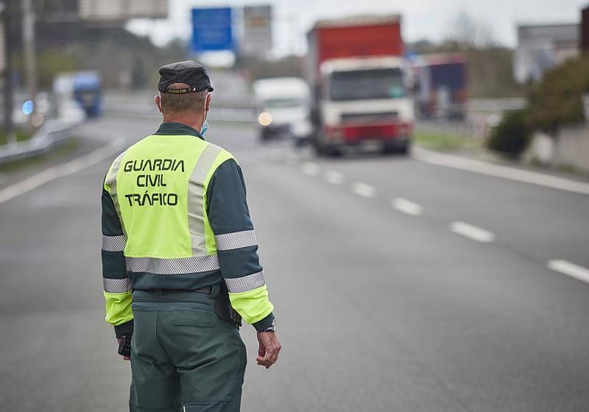 Un guardia civil de tráfico en una imagen de archivo