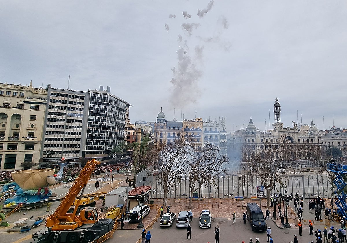 Imagen tomada durante la mascletà de las Fallas de Valencia