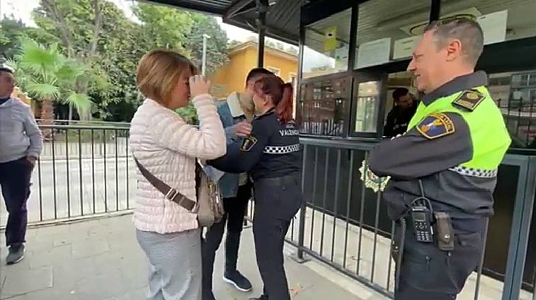 Una víctima de violencia vicaria se reencuentra 20 años después con los policías que le salvaron la vida en Valencia