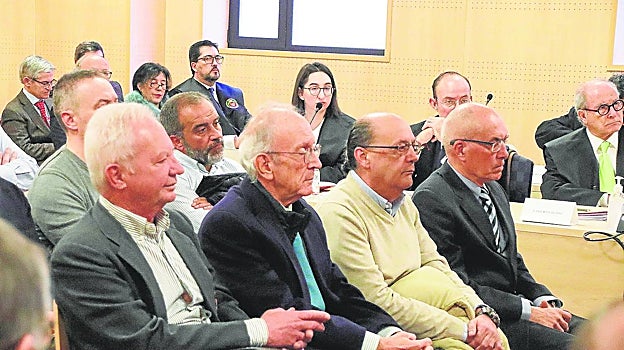 En el banquillo se sientan 16 personas como presuntos responsables