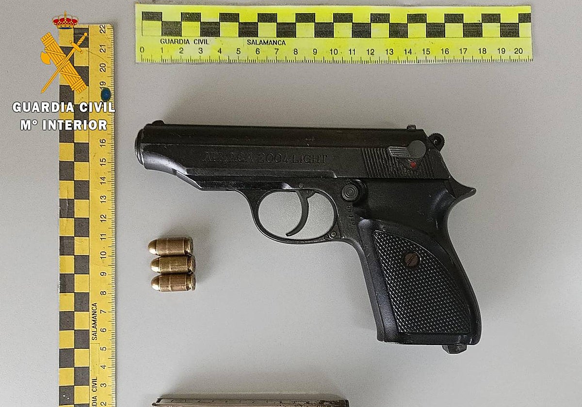 Material incautado del detenido en Salamanca tras conducir de forma temeraria, borracho y drogado, agredir a un guardia civil y portar un arma